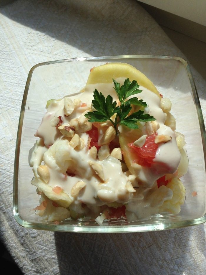 Салат с цветной капустой, грейпфрутом и фундуком