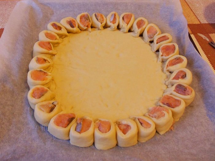 Пирог с лососем и моцареллой