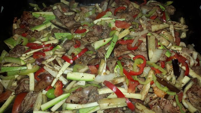 Куриная печень, запеченная с овощами