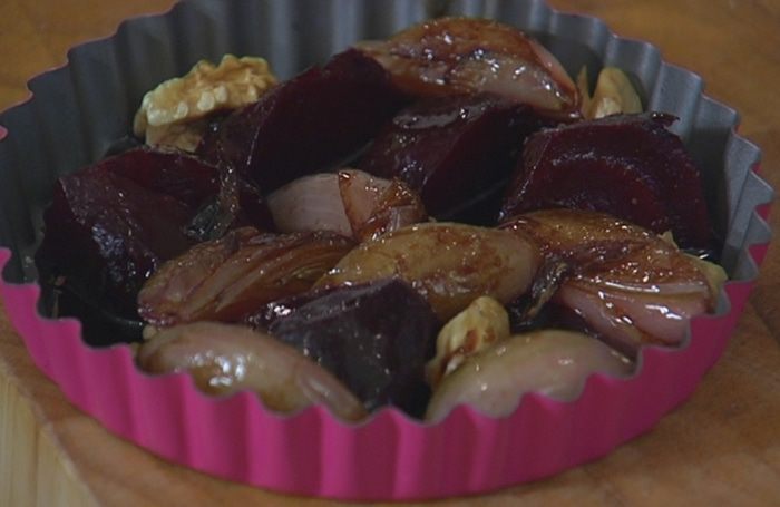 Тарт татен со свеклой и шалотом 