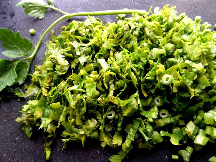 Мини-пирожки с капустой, сельдереем, шпинатом и сыром