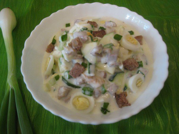 Окрошка на кефире с овощами, перепелиными яйцами и мясом