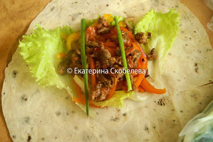 Закуска в лаваше с сочной говядиной и овощами