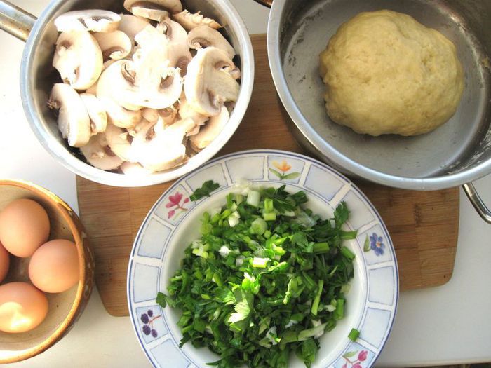 Пирог с яйцами и грибами