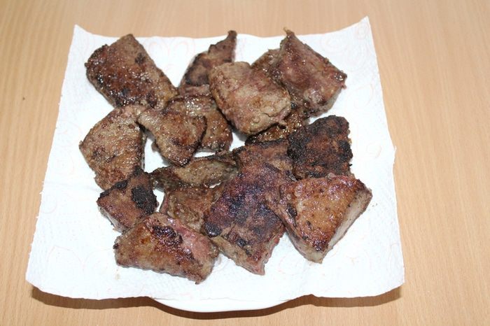 Печень с яблоками и луком