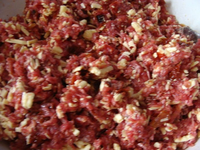 Заливной пирог-улитка с мясом и сыром