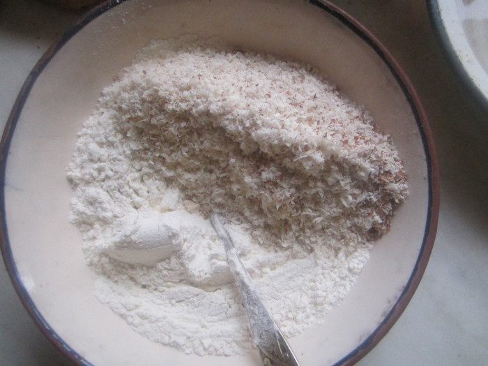 Пирог из миндального теста со сливами