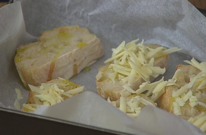Брускетта с инжиром, яблоком и сыром 