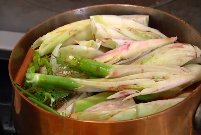 Свинина, томленная с оливками, розмарином и анчоусами