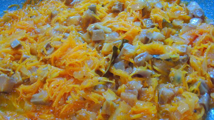 Пряная закуска с жареной малосольной сельдью 