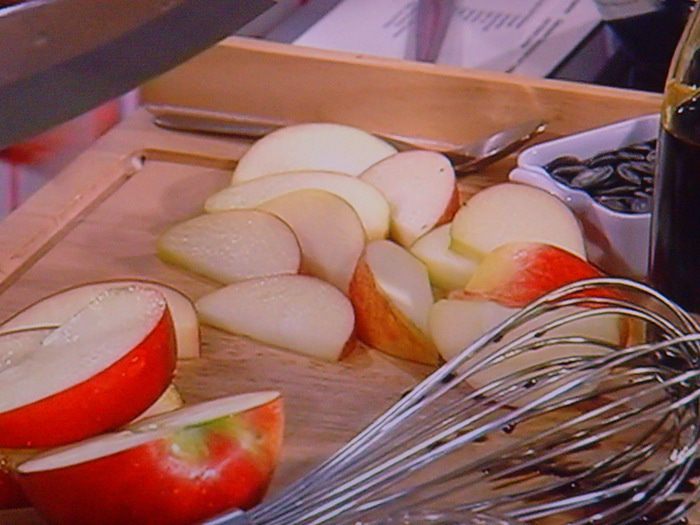 Салат с жареной куриной печенью и карамелизированным яблоком