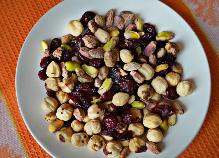 Бискотти с вяленой вишней, фундуком и фисташкам