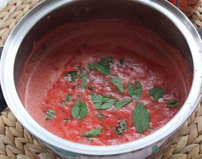 Помидоры-черри в собственном соку с базиликом