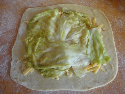 Пироги с мясом, капустой и фасолью