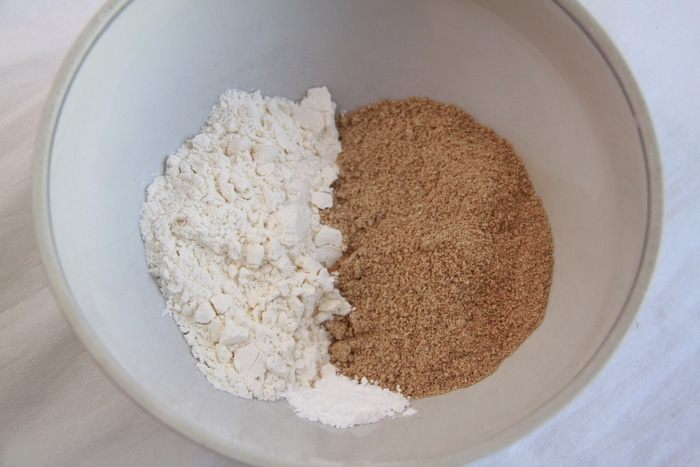 Кунжутный пирог с вишней 