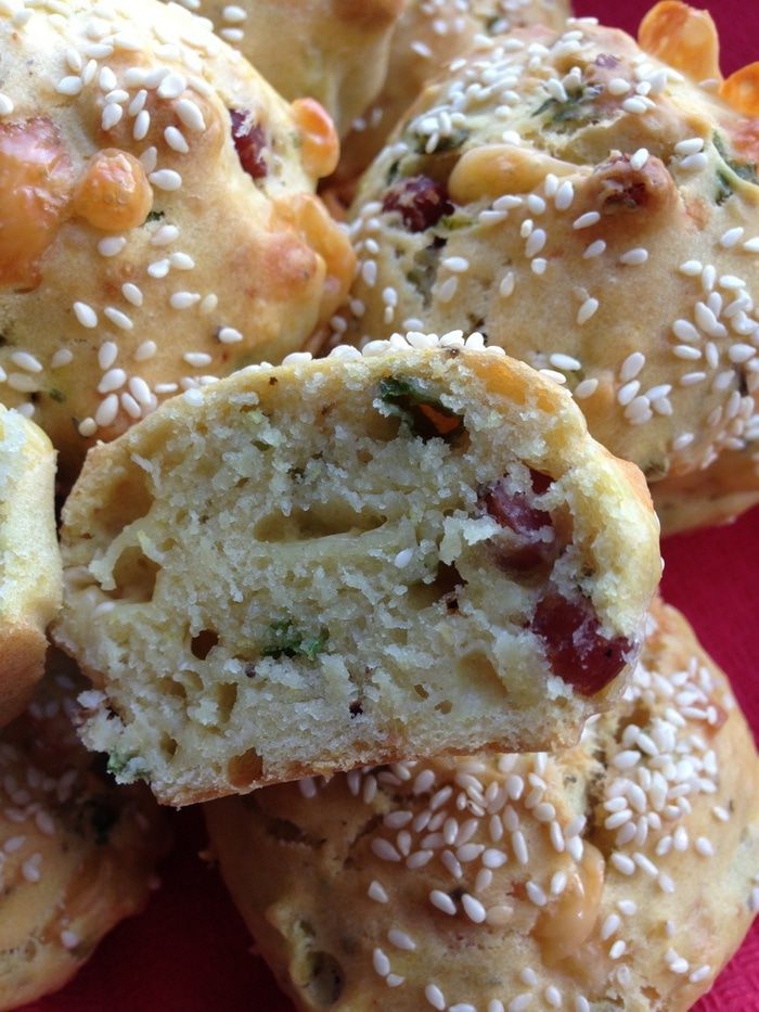 Закусочные кексы на сыворотке с сыром и охотничьими колбасками