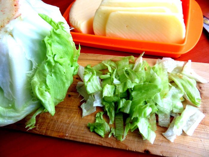 Сырный салат с оливками и авокадо