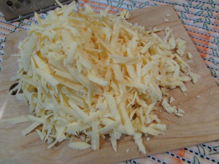 Открытый пирог с сыром и курицей