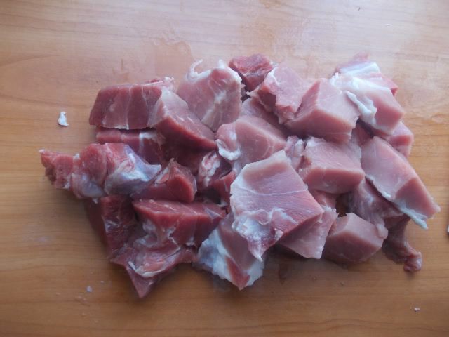 Розовые котлетки под сливочно-грибным соусом