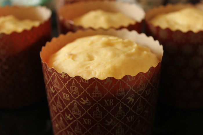 Куличи с апельсиновой цедрой и вяленой клюквой