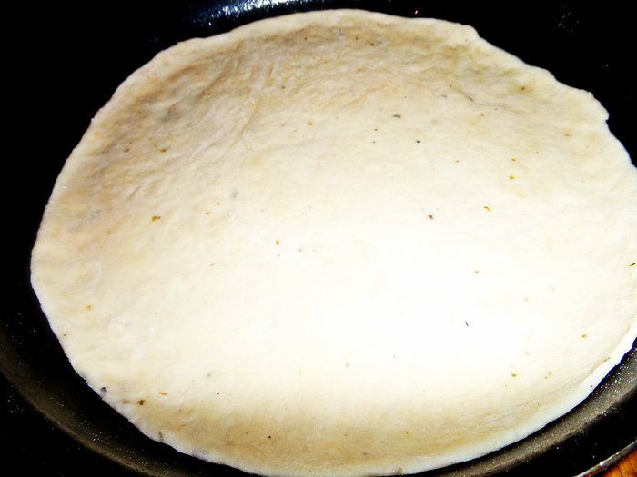 Пицца с курицей и ананасом
