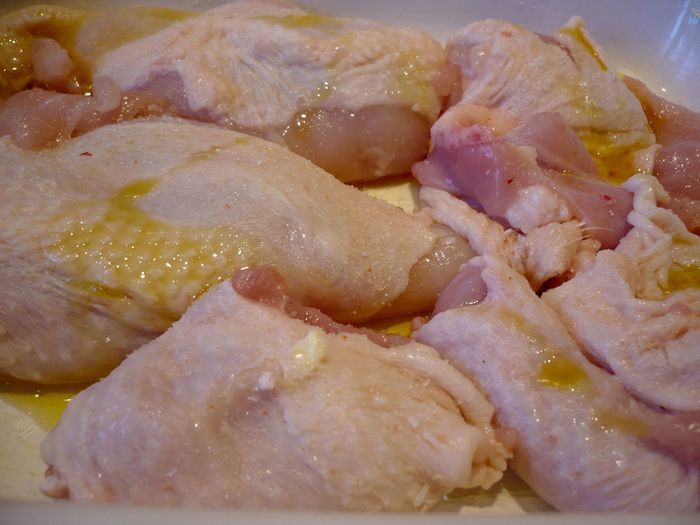 Курочка под ароматным маслом «Как много птичек есть хороших...»