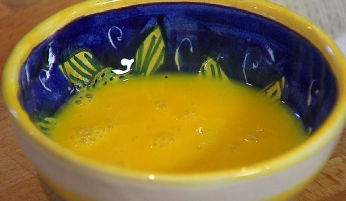 Слоеные ушки с персиковым соусом 