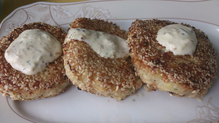 Котлеты из кальмаров в кунжутной панировке