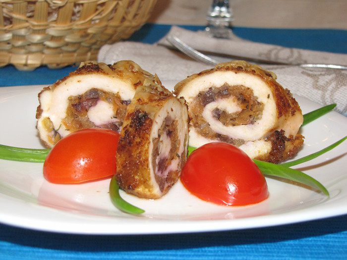 Куринные рулетики с начинкой из слив