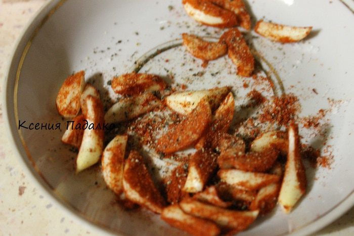 Рулька запеченная с луком и чесноком