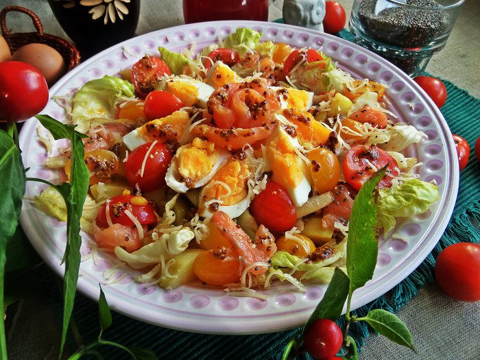 Салат с лососем, яйцом, овощами и семенами чиа