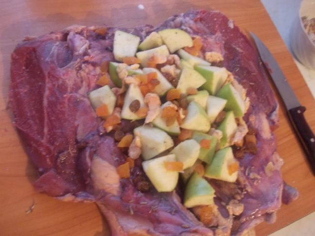 Фаршированная утка яблоками и сухофруктами