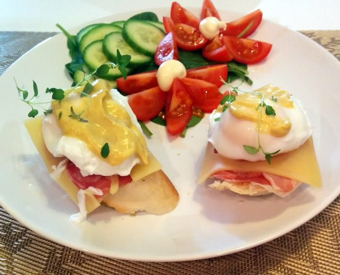 Завтрак с яйцами Бенедикт