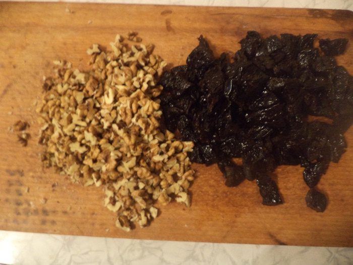 Медовый торт с черносливом и грецкими орехами