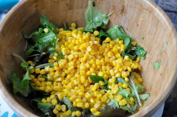 Салат с манго, курицей и кукурузой