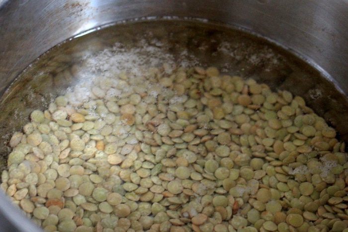 Салат из зеленой чечевицы с рассольным сыром 