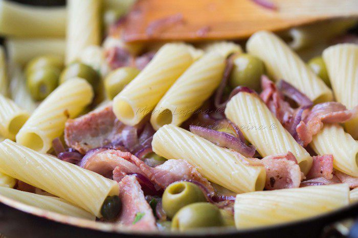 Паста с оливками, беконом и фетой