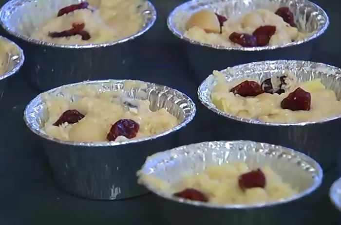 Маффины с белым шоколадом, макадамией и вишней 