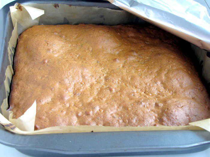 Чайный медовик с грецкими орехами