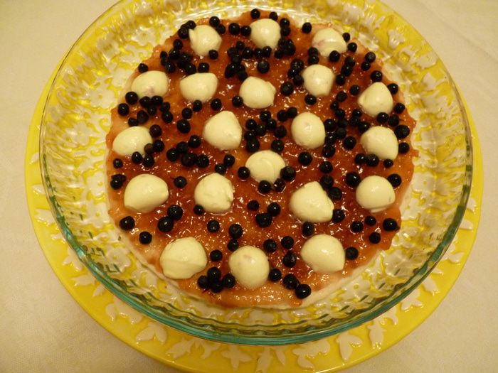 Сладкая пицца с черникой