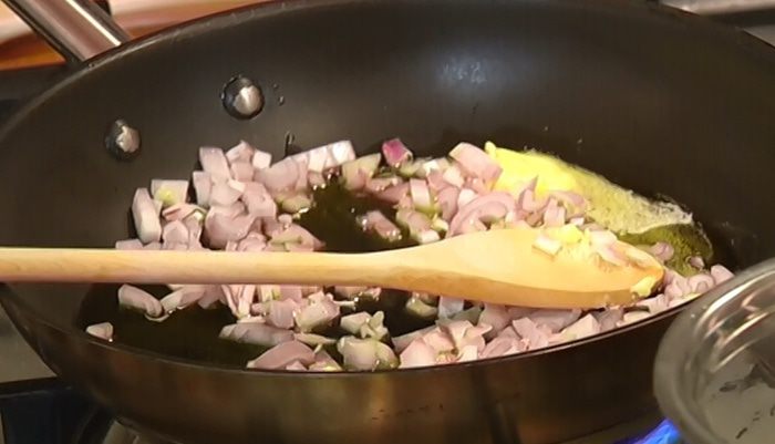 Салат из фасоли с грибами, помидорами и тапенадом 