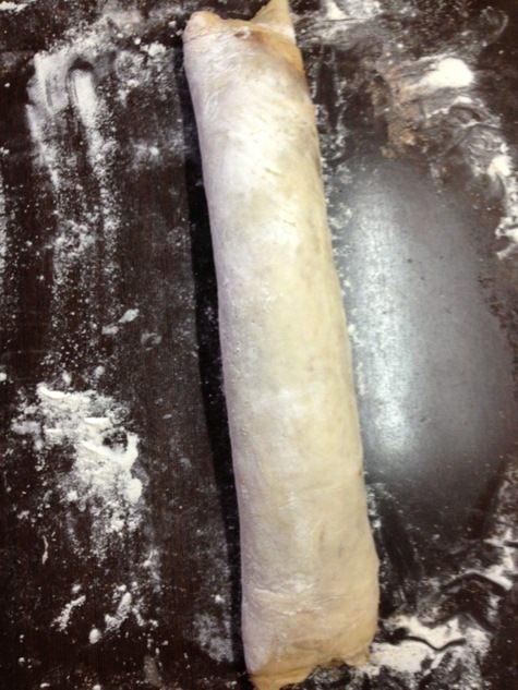 Слоеный пирог-рулет с вишней и корицей на сковороде