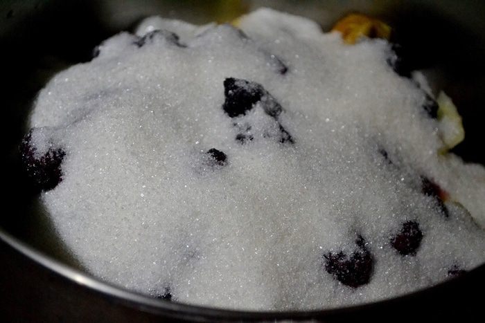 Варенье яблочно-ежевичное с лимонными корочками