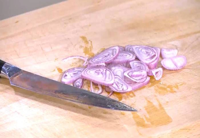 Мини-киши со шпинатом, копченой рыбой и помидорами 