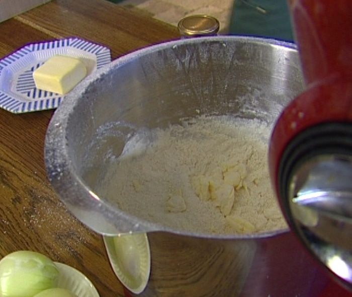 Шафрановый кекс с изюмом