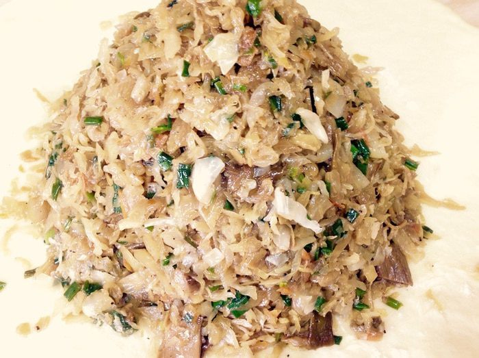 Пирог с грибами и квашеной капустой