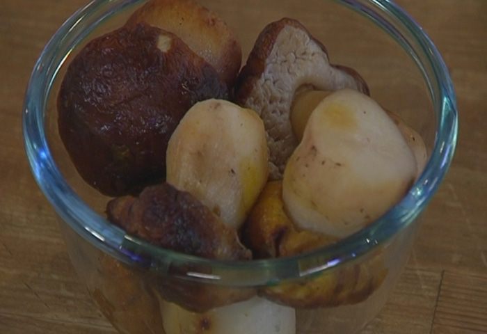 Брускетта с белыми грибами, чили и розмарином 