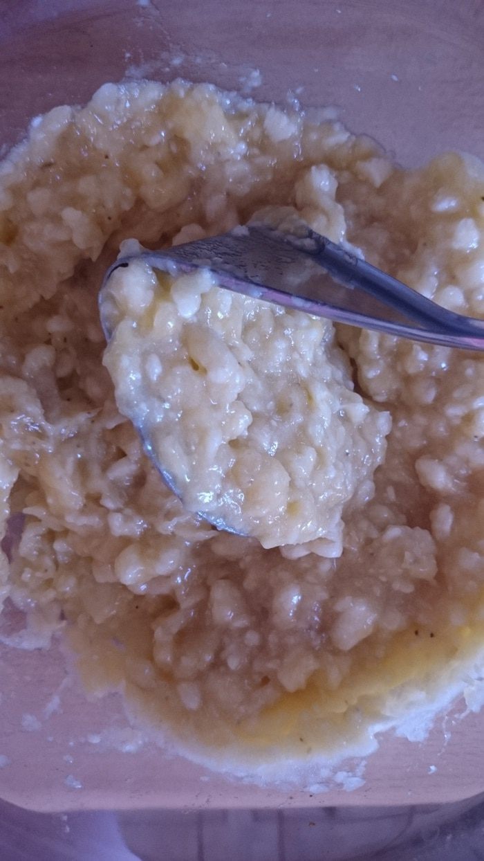 Банановый кекс с кедровыми орешками и цедрой лимона