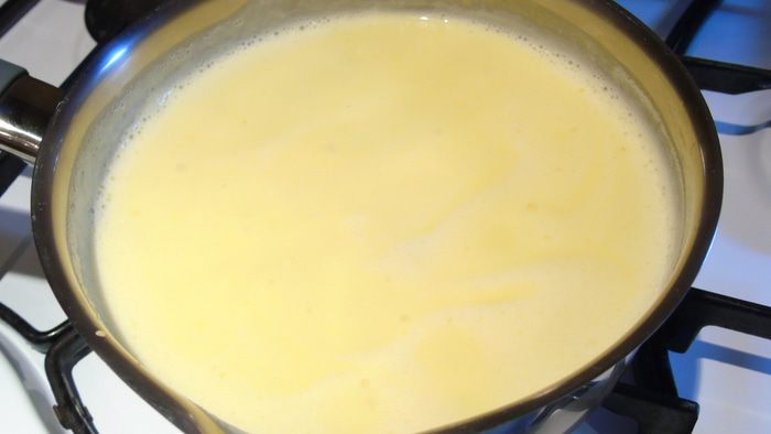 Блинный торт с заварным кремом и ягодами