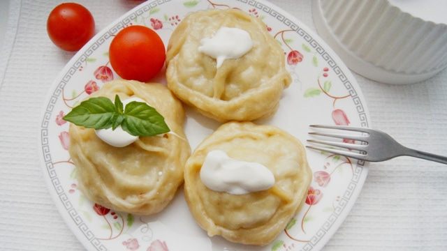 Манты со свининой и картофелем